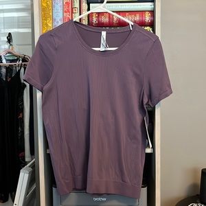 NWT athleta in motion seamless tee - dusk violet